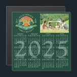 2025 Grönt för familjeåterförening för fotokalende<br><div class="desc">Denna magnetkalender för 2025 på mörk grönt bakgrund var designad för ett campingtema Familjeåterförening. Med mallen är det enkelt att ladda upp ett foto för anpassningsbar och anpassa texten med din familj namn. Utformningen illustrerar vintagens solnedgång med tält i en skog i gräs träd nära sjö och är optimerad för...</div>