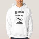 2025 Håll min öl nyårsdag Hoodie<br><div class="desc">Alla: Wowen, 2024 var det Craziraste året någonsin! 2025: Håll mitt öl. Detta lustigt sarkastiska citattecken är underbart för manar och kvinnor som behållor spår efter nuvarande händelse, och tänka 2025 kan vara mer ett galet år än 2024. Vad kan göra 2025 värre än 2024? En främmande invasion, naturligtvis! Perfekt...</div>