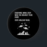 2025 Håll min öl nyårsdag Knapp<br><div class="desc">Alla: Wowen, 2024 var det Craziraste året någonsin! 2025: Håll mitt öl. Detta lustigt sarkastiska citattecken är underbart för manar och kvinnor som behållor spår efter nuvarande händelse, och tänka 2025 kan vara mer ett galet år än 2024. Vad kan göra 2025 värre än 2024? En främmande invasion, naturligtvis! Perfekt...</div>