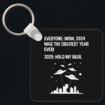 2025 Håll min öl nyårsdag Nyckelring<br><div class="desc">Alla: Wowen, 2024 var det Craziraste året någonsin! 2025: Håll mitt öl. Detta lustigt sarkastiska citattecken är underbart för manar och kvinnor som behållor spår efter nuvarande händelse, och tänka 2025 kan vara mer ett galet år än 2024. Vad kan göra 2025 värre än 2024? En främmande invasion, naturligtvis! Perfekt...</div>
