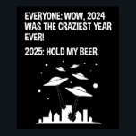 2025 Håll min öl nyårsdag Poster<br><div class="desc">Alla: Wowen, 2024 var det Craziraste året någonsin! 2025: Håll mitt öl. Detta lustigt sarkastiska citattecken är underbart för manar och kvinnor som behållor spår efter nuvarande händelse, och tänka 2025 kan vara mer ett galet år än 2024. Vad kan göra 2025 värre än 2024? En främmande invasion, naturligtvis! Perfekt...</div>