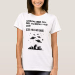 2025 Håll min öl nyårsdag T Shirt<br><div class="desc">Alla: Wowen, 2024 var det Craziraste året någonsin! 2025: Håll mitt öl. Detta lustigt sarkastiska citattecken är underbart för manar och kvinnor som behållor spår efter nuvarande händelse, och tänka 2025 kan vara mer ett galet år än 2024. Vad kan göra 2025 värre än 2024? En främmande invasion, naturligtvis! Perfekt...</div>