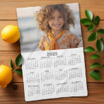 2025-kalender med foto - Fullt vy Kökshandduk<br><div class="desc">Ett mycket användbart objekt för skola eller hemmet. En standardkalender med ett foto överst. Detta visar en fullt-årsvy för hela data.</div>