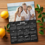 2025-kalender med foto - Fullt vy Kökshandduk<br><div class="desc">Ett mycket användbart föremål för köket. En 2025-kalender med ställe för ett familjefoto överst. Detta visar en fullt-årsvy för hela data.</div>