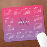 2025 Kalender Monogram Namn Rosa Lila Gradient Musmatta<br><div class="desc">Chic 2025-kalendermusmattan har ett eget namn och ett monogram för eleganten över året i mitten,  omgivet av en vit kalender på en rosa av mörken till ljusövertoning för lila. Lägg till ditt namn och början i sidlisten. Gör en underbar gåva! Copyright ©Claire E. Skinner. Alla höger reserverade.</div>