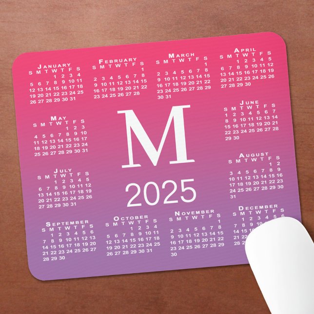 2025 Kalendermonogram om Rosa till Lila Gradient Musmatta (2025 Calendar Monogram on Pink to Purple Gradient Mouse Pad in situ)