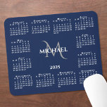 2025 Kalenderns Chic Monogram Namn på marinblått Musmatta<br><div class="desc">Chic 2025-kalendermusmattan har ett eget namn och ett monogram för eleganten över året i mitten,  omgivet av en vit kalender på marin blå bakgrund. Lägg till ditt namn och början i sidlisten. Gör en underbar gåva! Copyright ©Claire E. Skinner. Alla höger reserverade.</div>