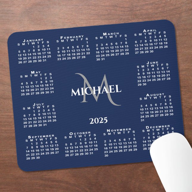 2025 Kalenderns Chic Monogram Namn på marinblått Musmatta (2025 Calendar Chic Monogram Name on Navy Blue Mouse Pad in situ)