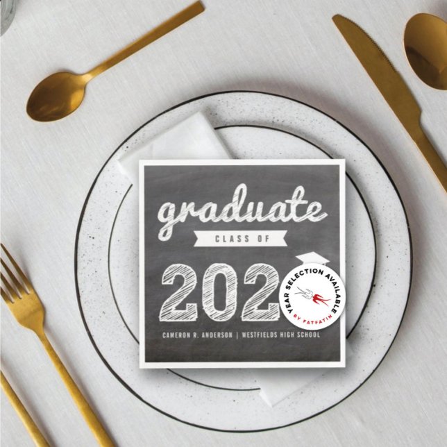 2025 Kritskrift Bold Sketch Examenfest Papper Pappersservett (Class of 20YY Chalkboard Bold White Sketch Graduation Party Paper Napkin @ zazzle.com/color_therapy)