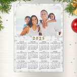 2025 Magnetisk kalender - vit foto<br><div class="desc">Skapa en unik kalendermagnet för 2025-fullt med ett foto av anpassningsbarna på en vit marmorbakgrund i snyggten. Den svarta, grått och vita designen med ett färgstarkt bild är perfekt som en praktisk presentidé eller en keepé för jul och nyår för familj, vänner, kolleger och alla som du vill imponera på....</div>