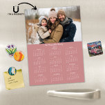 2025 Modern fotopalender för Rosa i Ro Guld<br><div class="desc">2025 års Anpassade Family Namn och Photo Magnetic Calendar-julkort med ditt personlig-foto och namn. 🌟 endast Designad för 2025, och perfekt för små gåvor, strumpor eller ställe i helgdagskorten! Denna version är en Rosa vid chic Ro Guld, men färg är helt och hållet anpassade. Kontakta oss på cedarandstring@gmail.com om du...</div>