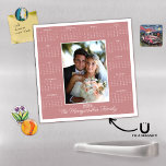 2025 Modern Ro Rosa - Magnetisk kalender<br><div class="desc">2025 Photo Magnetic Calendar Magnet Ro Rosa Helgdag Card i modern, klassisk Rosa. Lägg till fotot och namn för en roligt, en personlig gåva! Perfekt för stuvning eller små gåvor till vänner, familj och nära och kära. ✨ DETTA ÄR FÖR 2025. ✨ Kontakta oss på cedarandstring@gmail.com om du behöver hjälp...</div>