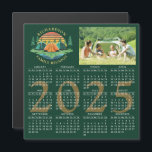 2025 Mörk grönt för familjeåterförening i kalender<br><div class="desc">Denna magnetkalender för 2025 på mörk grönt bakgrund var designad för ett campingtema Familjeåterförening. Med mallen är det enkelt att ladda upp ett foto för anpassningsbar och anpassa texten med din familj namn. Utformningen illustrerar vintagens solnedgång med tält i en skog i gräs träd nära sjö och är optimerad för...</div>