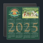 2025 Mörk grönt för familjeåterförening i kalender<br><div class="desc">Denna magnetkalender för 2025 på mörk grönt bakgrund var designad för ett campingtema Familjeåterförening. Med mallen är det enkelt att ladda upp ett foto för anpassningsbar och anpassa texten med din familj namn. Utformningen illustrerar vintagens solnedgång med tält i en skog i gräs träd nära sjö och är optimerad för...</div>