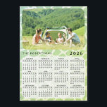2025 Photo Calendar Magnet Family Namn Grönt<br><div class="desc">Skapa en unik magnetisk 2025-fotokalender för ett kylskåp genom att ladda upp ett personligt bild och skriva namn eller annan text för familjen. Den här kalendern har en grönt med snyggtar som har en bakgrund. Klicka på "Anpassa" ("Visa produktinformation" / "Anpassa") och ändra bild för att få resultatet med samma...</div>