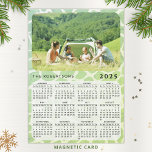 2025 Photo Calendar Magnet Family Namn Grönt<br><div class="desc">Skapa en unik magnetisk 2025-fotokalender för ett kylskåp genom att ladda upp ett personligt bild och skriva namn eller annan text för familjen. Den här kalendern har en grönt med snyggtar som har en bakgrund. Klicka på "Anpassa" ("Visa produktinformation" / "Anpassa") och ändra bild för att få resultatet med samma...</div>