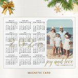 2025 Photo Calendar Magnet Modern Black White Guld<br><div class="desc">Den nuvarande designade för 2025 års magnetkalender i det minimalistiska stil är lätt att anpassa med personliga foton för att skapa en unik nyckelroll. Den vita och svarta designen med en färgstark bild och en gyllene text är den mall där du kan skriva din familj namn och lägga till egen...</div>