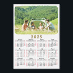 2025 Photo Calendar Magnet Modern Red Black White<br><div class="desc">Den här moderna minimalistiska magnetkalendern stil 2025 är lätt att anpassa med ett personligt foto för att skapa en unik keepy för dina kära. Den svarta och vita designen med en färgstark bild ser vacker och tydlig ut och är en praktisk presentidé. Dagarna i helg är röda för att göra...</div>