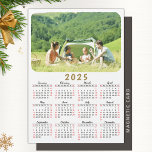 2025 Photo Calendar Magnet Modern Red Black White<br><div class="desc">Den här moderna minimalistiska magnetkalendern stil 2025 är lätt att anpassa med ett personligt foto för att skapa en unik keepy för dina kära. Den svarta och vita designen med en färgstark bild ser vacker och tydlig ut och är en praktisk presentidé. Dagarna i helg är röda för att göra...</div>