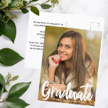 2025 Student Photo Chic Modern Skriptövertäckning Vykort<br><div class="desc">Student är skrivet i ett vitt handskript över ditt äldre porträtt-foto som gör ett chic, modernt studenten-vykort. Anpassa med ditt namn och 2025 års klass i high school eller universiteten under den fetstilta typografin och lägg till dina personuppgifter på baksidan av den här eleganten där vykort för student läggs över....</div>