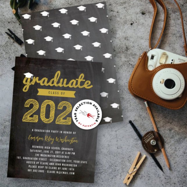 2025 Student Sketch Retro Chalkboard Grad Party Inbjudningar (2025 Gold Graduate Sketch Retro Black Chalkboard Graduation Party Invitation @ fatfatin)