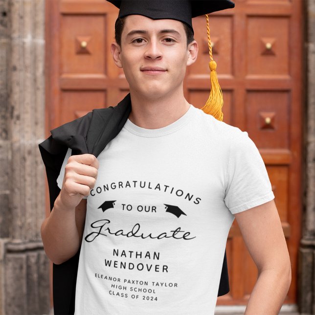 2025 Svart skript Caps Studenten T Shirt (Skapare uppladdad)