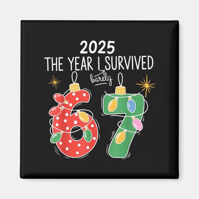 2025 The Year I Survived Barely 67 Lights Christma Magnet (Framsidan)