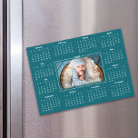 2026 - Anpassningsbar för kalender - foto-blått-fa<br><div class="desc">Skapa den här användbara knappsatsen för din familj och dina vänner så att de kommer ihåg dig året runt med det här grafikkortet, elegant 2026-kalenderkortet. Dold white calligraphy script typography, ditt anpassningsbar-foto och en enkel, modern 12-månaderskalender täcker över en mörk turkos tealblått bakgrund. Anpassa med det foto du vill ha...</div>