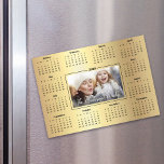 2026 - Anpassningsbar - Foto Gold Foil Family Magn<br><div class="desc">Skapa den här användbara knappsatsen för din familj och dina vänner så att de kommer ihåg dig året runt med det här grafikkortet, elegant 2026-kalenderkortet. Fet, vit, handskriven skripttypografi, ditt foto på anpassningsbarna och en enkel, modern 12-månaderskalender täcker över en faux-guld-folie. Anpassa med det foto du vill ha tillsammans med...</div>