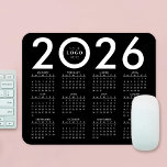 2026 års kalender - minimalistisk Business Logotyp Musmatta<br><div class="desc">Skapa säljfrämjande musknapp med en 2026-kalender med anpassningsbarnas logotyp med hjälp av denna minimalistiska svartvita musmatta. Underbar till använda som marknadsföring verktyg eller en gåva vid årets slut till kunder och anställda. Den har en djärv design med din logotyp och en snyggt 2026-kalender.</div>