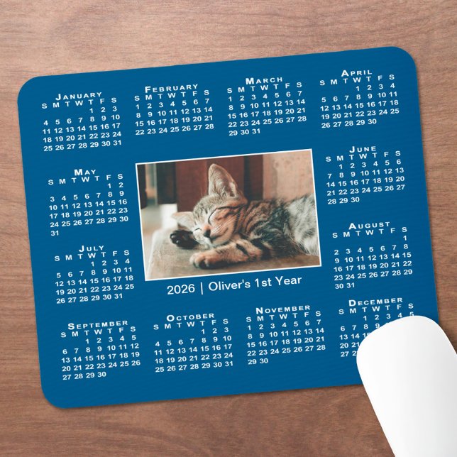 2026 års moderna kalender Ditt foto Namn på Blue Musmatta (Modern 2026 Calendar Your Photo Name on Blue Mouse Pad, in situ)