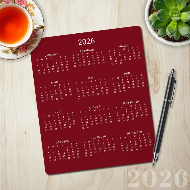 2026 års moderna minimalistiska dagstidning för Bu Musmatta (2026 Modern Minimalist Burgundy Maroon Calendar Mouse Pad)