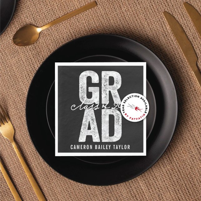 2026 Bold GRAD Silverfolie Studentfestpapper Pappersservett (Class of 2026 Bold GRAD Silver Foil Graduation Party Paper Napkin @ zazzle.com/color_therapy)