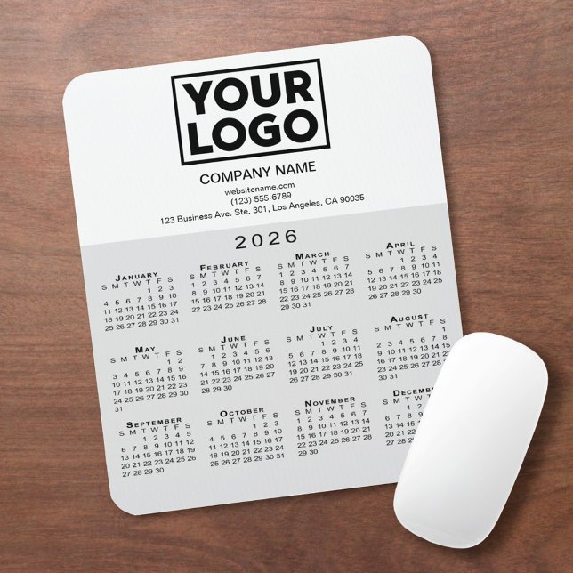 2026 Calendar Company Logotyp and Text Grått White Musmatta (2026 Calendar Company Logo and Text Grey White Mouse Pad, in situ)