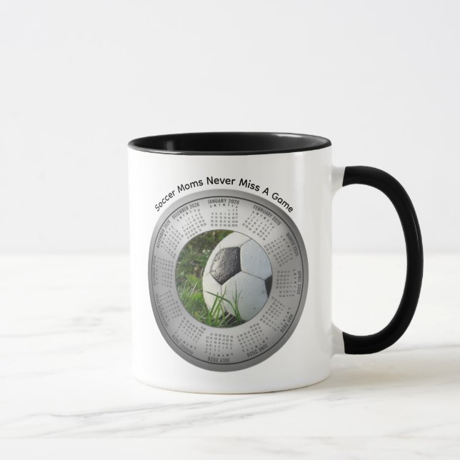 2026 Fotbollsmamma-kalender Kaffe Mugg (Höger)