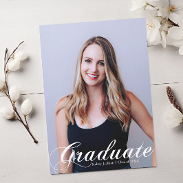 2026 Graduate Foto Vit Flourish Script Overlay Meddelande