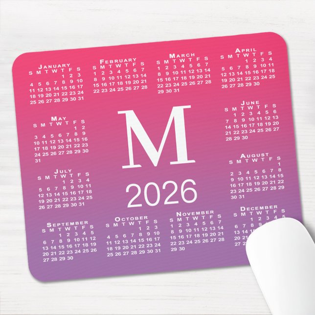 2026 Kalendermonogram på rosa till lila gradient Musmatta (2026 Calendar Monogram on Pink to Purple Gradient Mouse Pad, in situ)