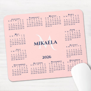 2026 Kalendern Chic Monogram Namn på Korall Rosa Musmatta