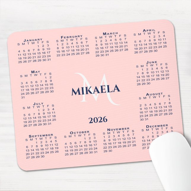 2026 Kalendern Chic Monogram Namn på Korall Rosa Musmatta (2026 Calendar Chic Monogram Name on Coral Pink Mouse Pad with mouse)