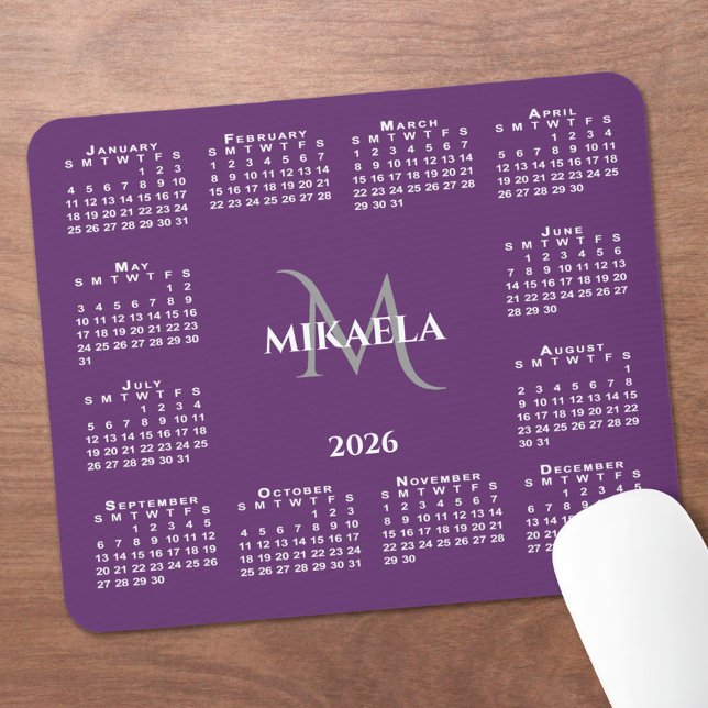 2026 Kalendern Chic Monogram Namn på Lila Musmatta (2026 Calendar Chic Monogram Name on Purple Mouse Pad, in situ)