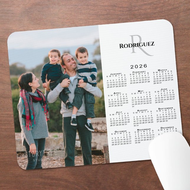2026 Kalenderns Anpassningsbar Photo Monogram Namn Musmatta (2026 Calendar Custom Photo Monogram Name on White Mouse Pad, in situ)