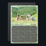 2026 Photo Calendar Magnet Family Namn Grönt<br><div class="desc">Skapa en unik magnetisk 2026-fotokalender för ett kylskåp genom att ladda upp ett personligt bild och skriva namn eller annan text för familjen. Den här kalendern har en grönt med snyggtar som har en bakgrund. Klicka på "Anpassa" ("Visa produktinformation" / "Anpassa") och ändra bild för att få resultatet med samma...</div>