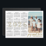 2026 Photo Calendar Magnet Modern Black White Guld<br><div class="desc">Den nuvarande designade för 2026 års magnetkalender i det minimalistiska stil är lätt att anpassa med personliga foton för att skapa en unik nyckelroll. Den vita och svarta designen med en färgstark bild och en gyllene text är den mall där du kan skriva din familj namn och lägga till egen...</div>