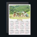 2026 Photo Calendar Magnet Modern Red Black White<br><div class="desc">Den här moderna minimalistiska magnetkalendern stil 2026 är lätt att anpassa med ett personligt foto för att skapa en unik keepy för dina kära. Den svarta och vita designen med en färgstark bild ser vacker och tydlig ut och är en praktisk presentidé. Dagarna i helg är röda för att göra...</div>