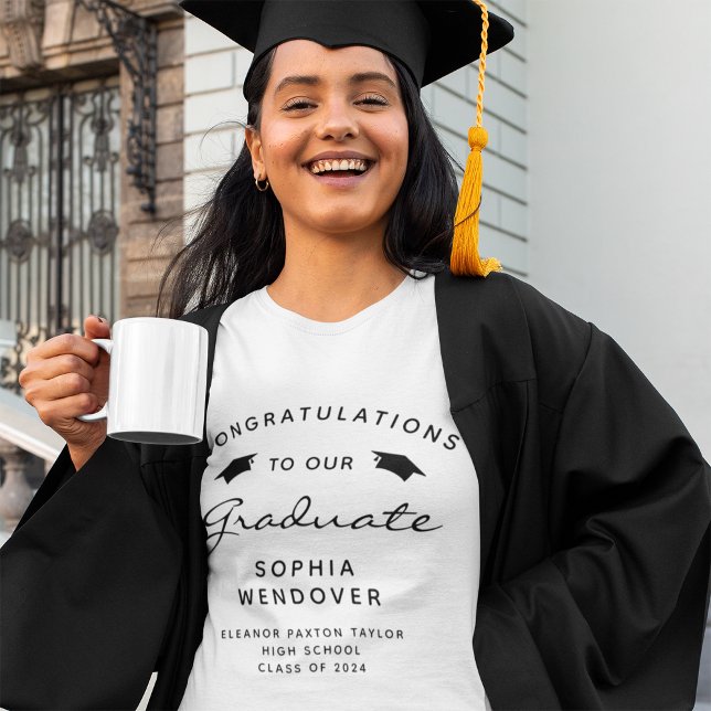 2026 Svart och Vit Skript Kapsyler Examen T Shirt (Skapare uppladdad)