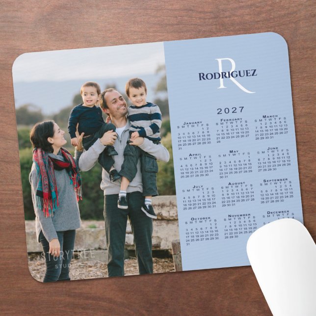 2027 Kalender Ditt Foto Monogram Namn Ljusblå Musmatta (2027 Calendar Your Photo Monogram Name Light Blue Mouse Pad in situ)