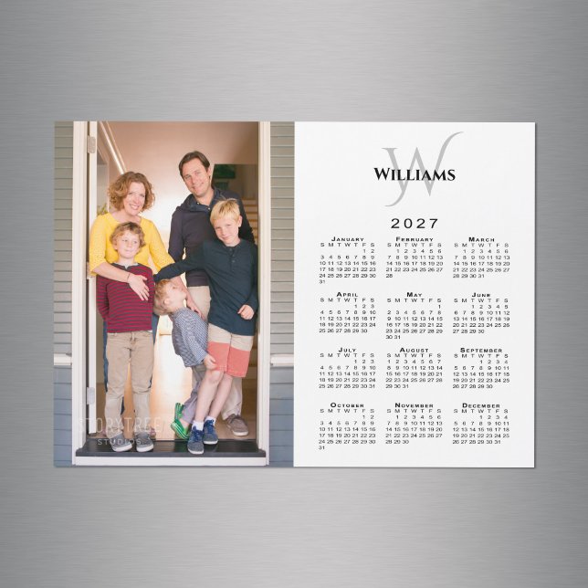 2027 Kalendermagnet med anpassad bild, monogram oc (2027 Calendar Custom Photo Monogram Name Magnet in situ)