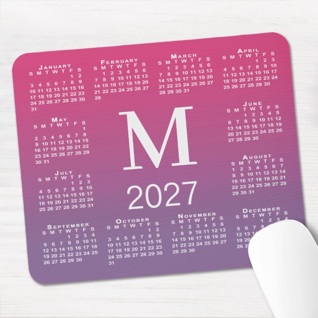 2027 Kalendermonogram Rosa till Lila Gradient Musmatta (2027 Calendar Monogram Pink to Purple Gradient Mouse Pad in situ)