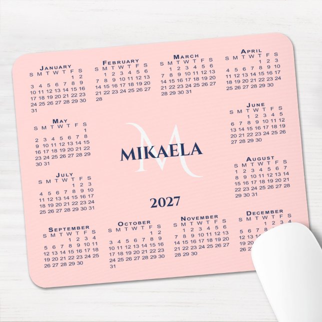 2027 Kalendern Chic Monogram Namn Korall Rosa Musmatta (2027 Calendar Chic Monogram Name Coral Pink Mouse Pad in situ)