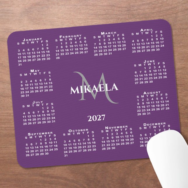 2027 Kalendern Chic Monogram Namn på Lila Musmatta (2027 Calendar Chic Monogram Name on Purple Mouse Pad in situ)